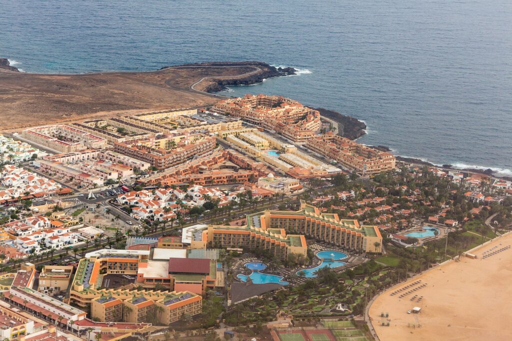 Viken och borgen i Caleta de Fuste från luften, Fuerteventura