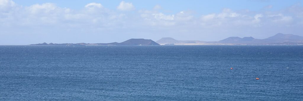 Lobos ja Fuerteventura Lanzarotelta salmen yli nähtynä