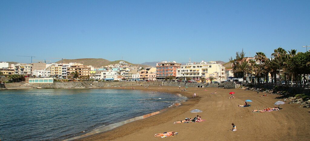 La plage et le front de mer d'Arguineguín, Gran Canaria