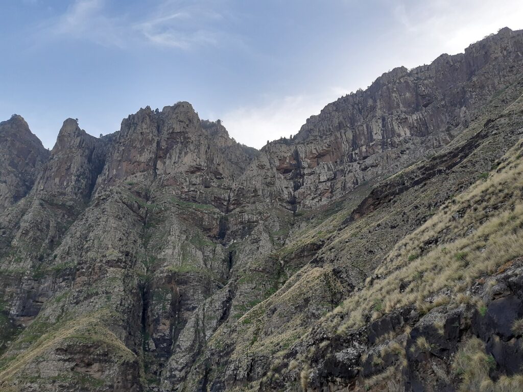 A hiking trail with mountain views in Gran Canaria